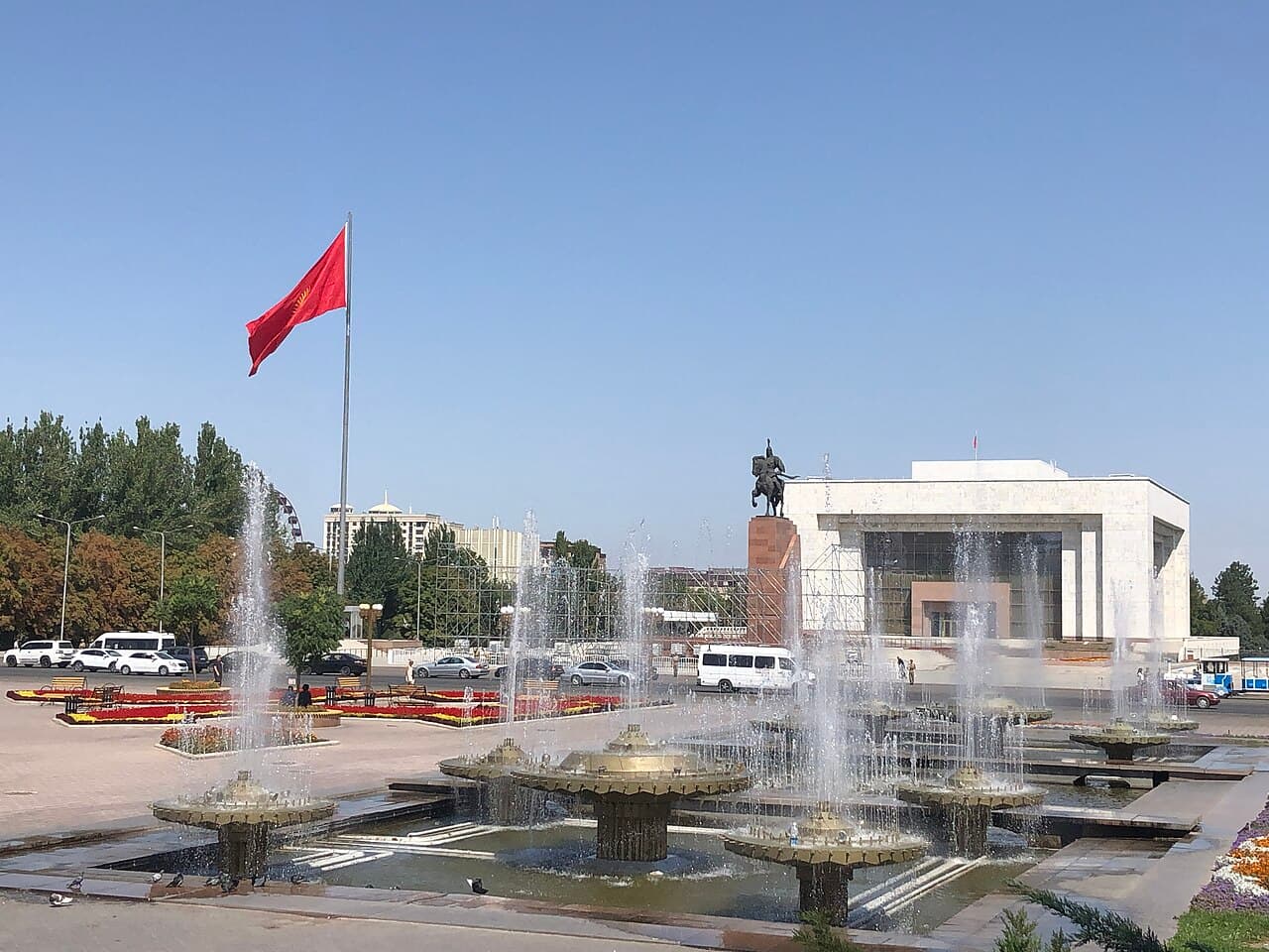 Площадь Ала-Тоо в Бишкеке — флагшток и фонтаны
